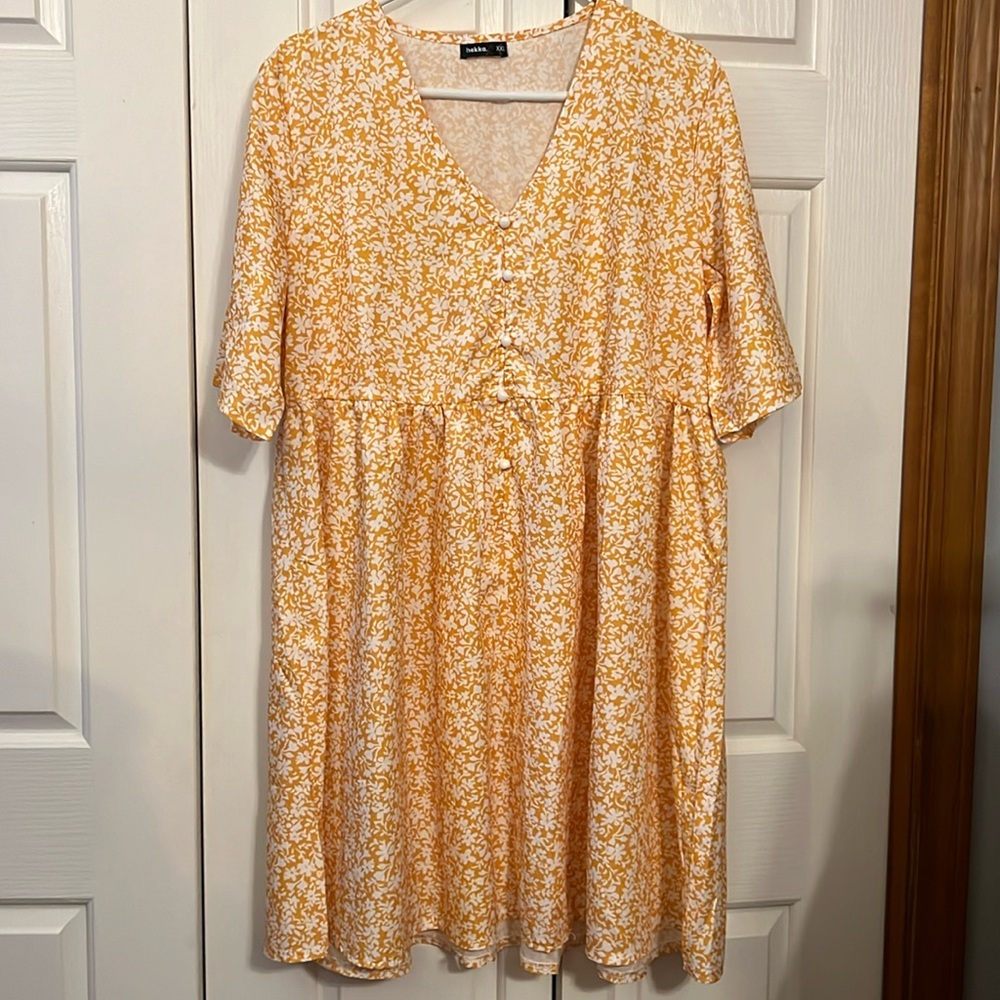 Hekka floral dress with buttons. XXL
